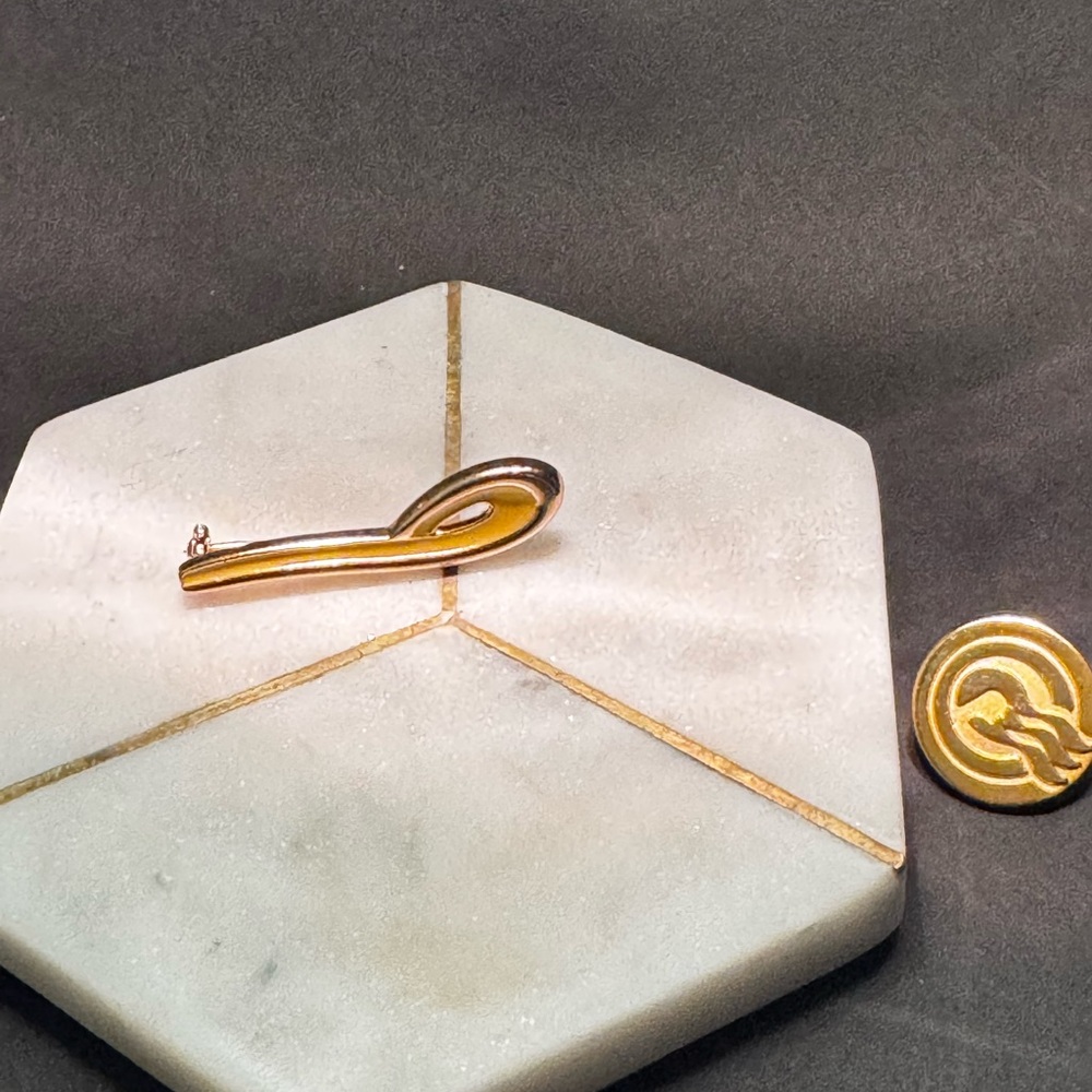 Stylish Gold-Tone Women's Brooch